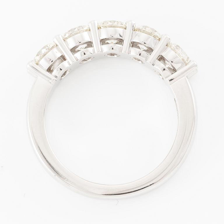 Half eternity ring in 18K white gold set with brilliant-cut diamonds.