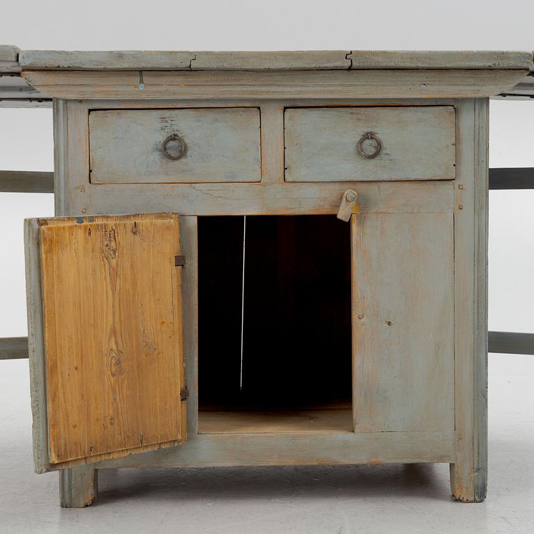 A gate-leg table, 18th / 19th Century.