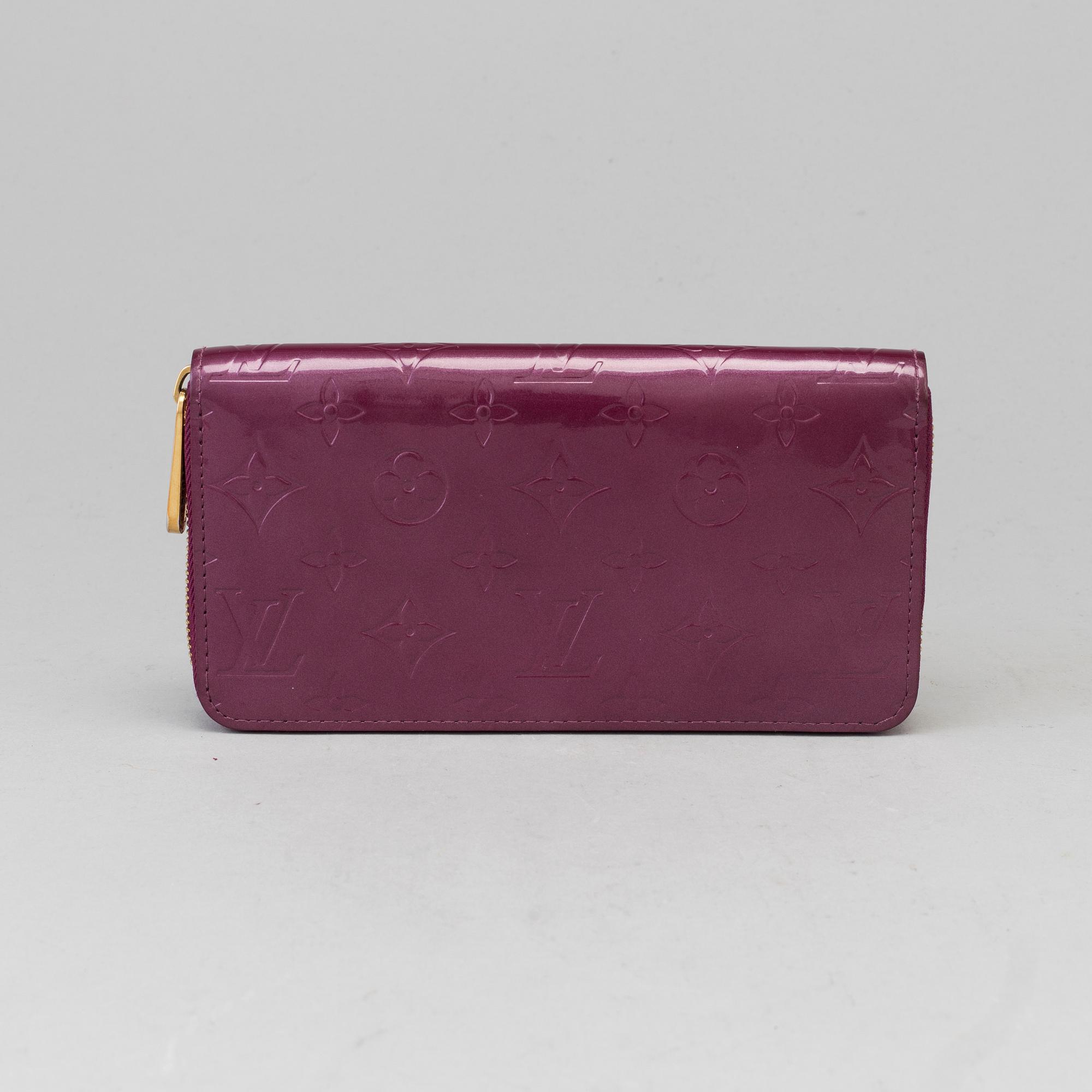 A Louis Vuitton "Zippy" wallet.