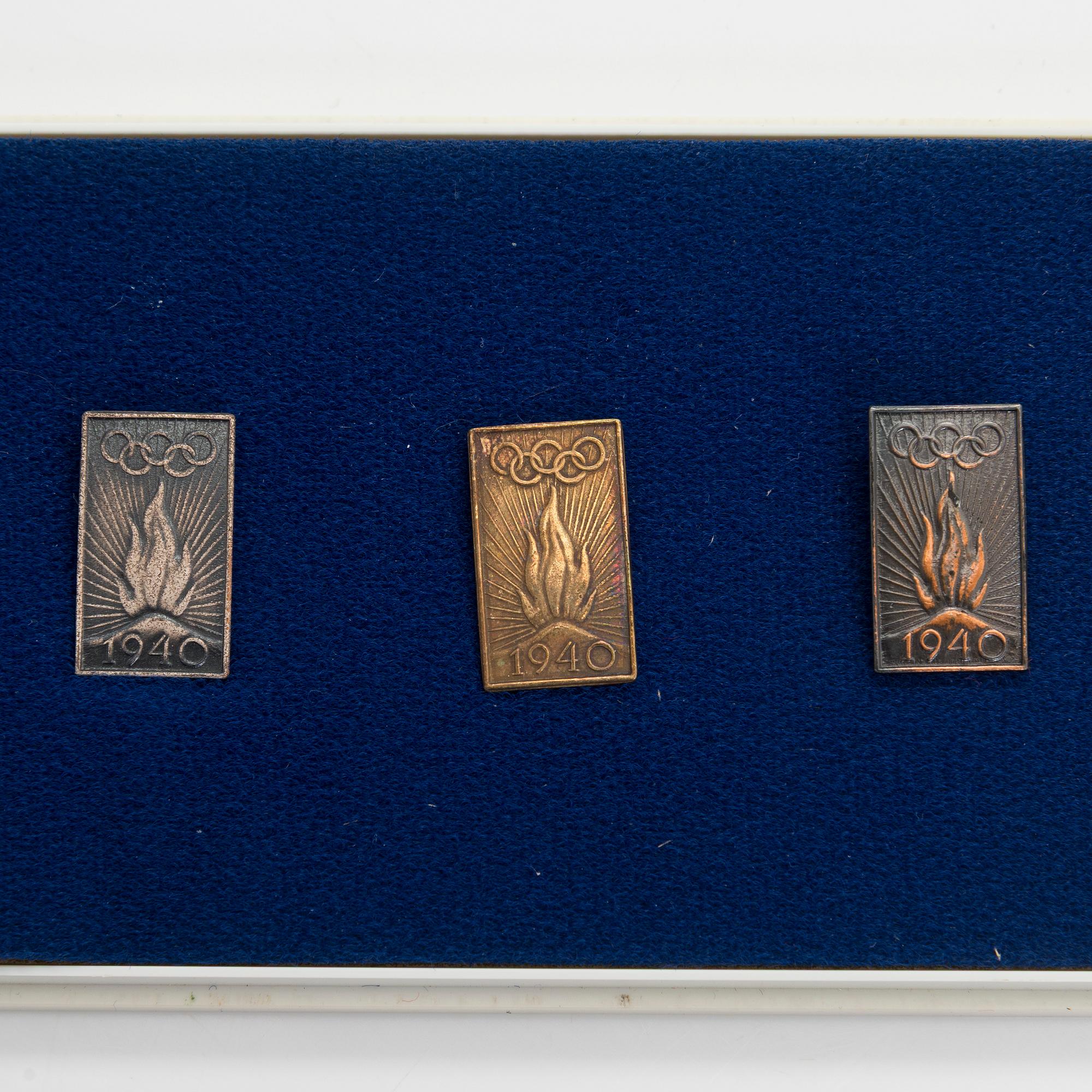 Sidenduk, 1 st,  pins, 4 st, och tygetikett, Helsingfors sommar-OS 1940.