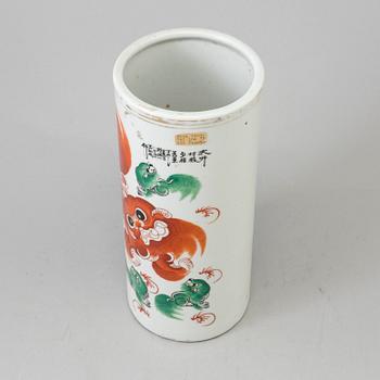 A CHINESE PORCELAIN VASE, late 19th centry.