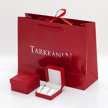 Korvakorupari, 18K valkokultaa, timantteja n. 1.03 ct yhteensä. Tarkkanen, Helsinki. Todistuksella.