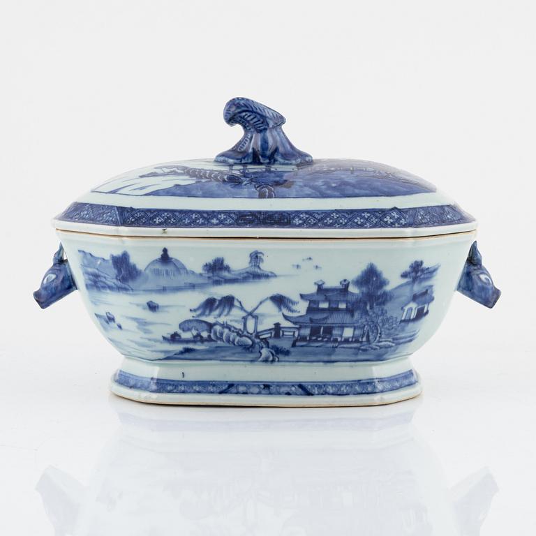 A blue and white terrine with cover and stand, Qianlong (1736-95) and two blue and white custard cups, 19th century.