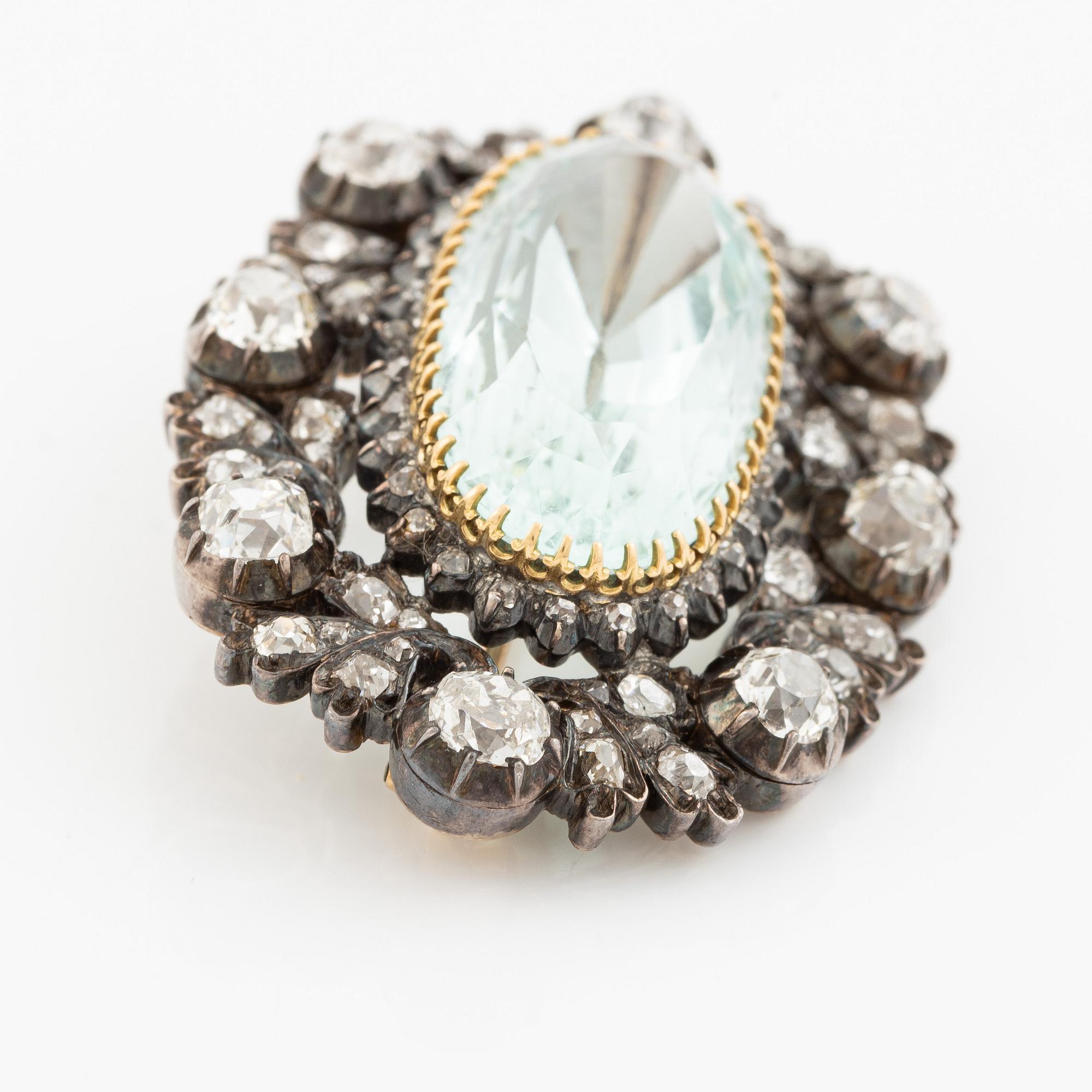 Brosch silver och guld med en fasettslipade  akvamarin och gammalslipade diamanter.