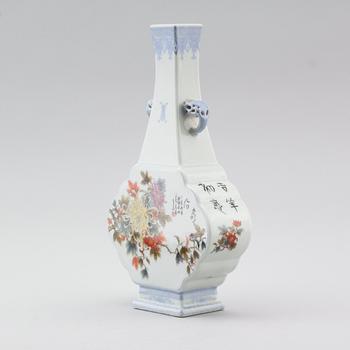 VAS, porslin, Kina, sannolikt 1900-tal.
