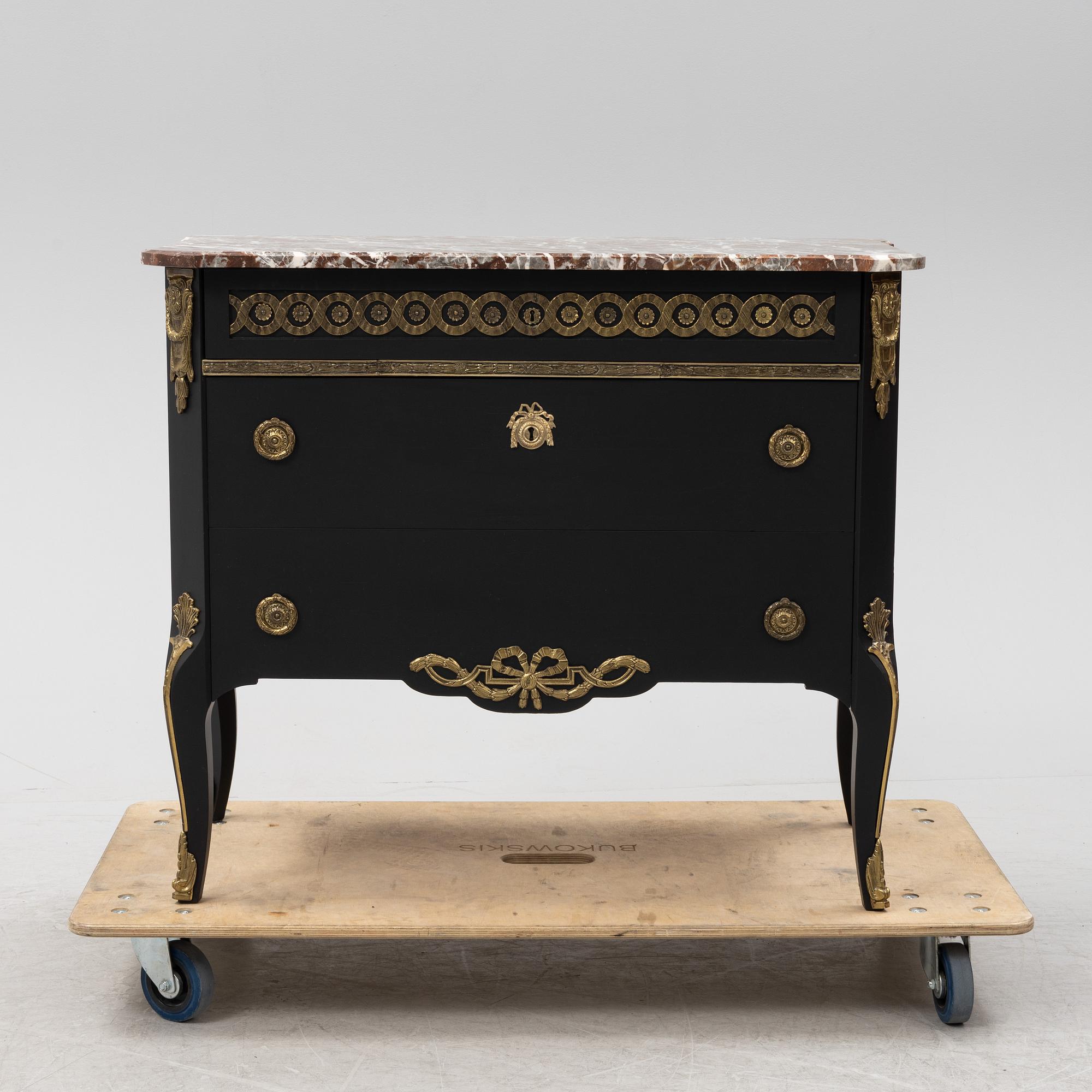 Byrå med stenskiva, gustaviansk stil, 1900-talets andra hälft.