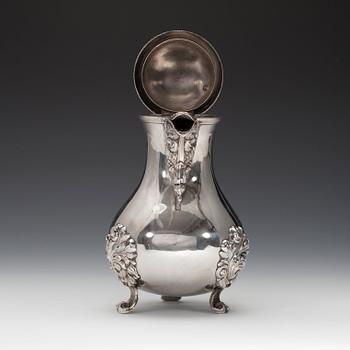 KAHVIKANNU, hopeaa. Ranska, Pariisi 1819-38. Korkeus 20 cm. Paino 456 g.