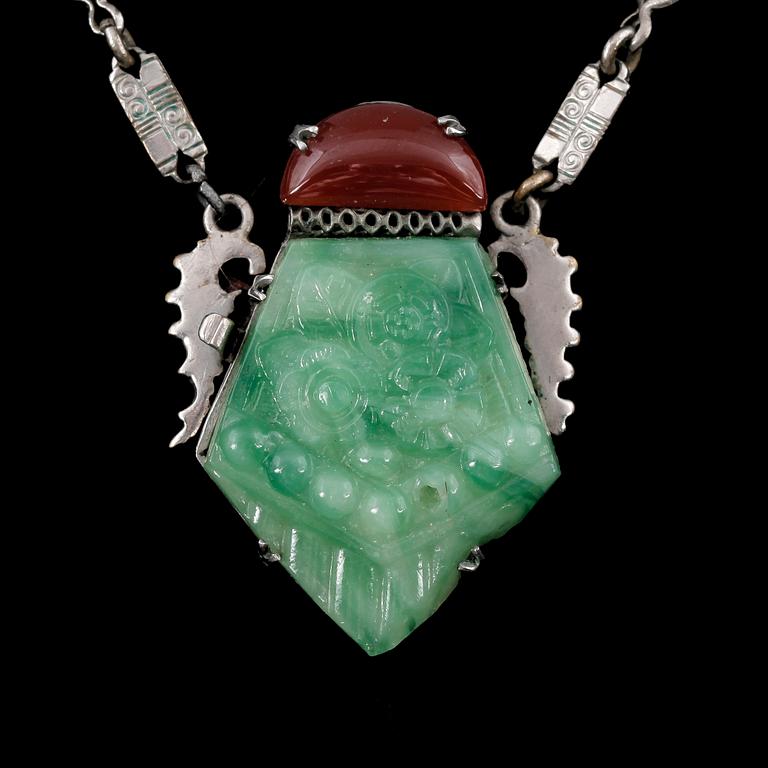 COLLIER, vitmetall med trol jadesten, sydostasien, 1900-tal.