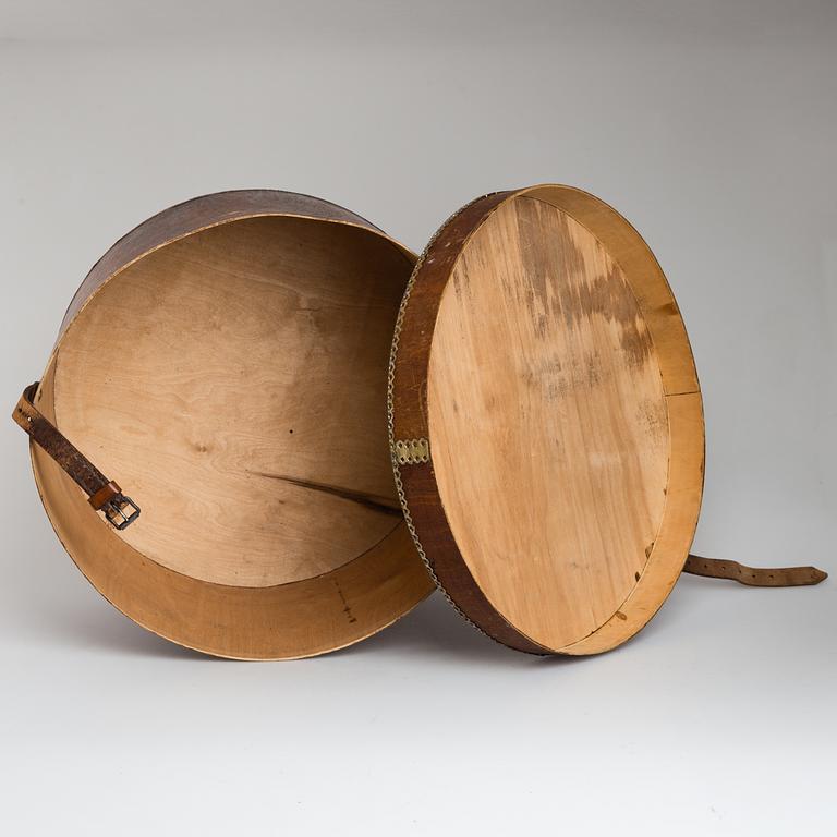 A wooden hat box, early 20th century.