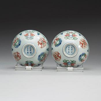 A pair of wucai bowls, Republic (1912-49) with Yongzhengs six character mark.