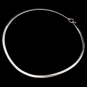 A silver, 'Dew Drop' neckring by VIVIANNA TORUN BÜLOW-HÜBE for Georg Jensen, Denmark, desgined 1955.