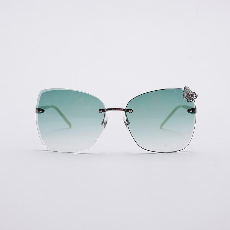 GUCCI, a pair of sunglasses.