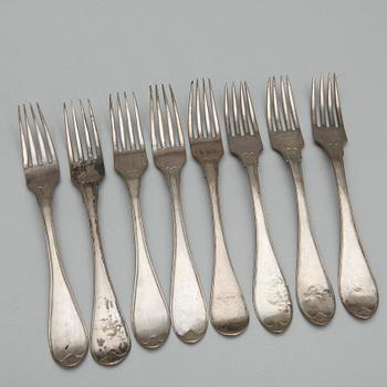 GAFFLAR, 8 stycken snarlika, silver, olika mästare Sverige, 1800-talets första hälft. Total vikt ca 500 gram.