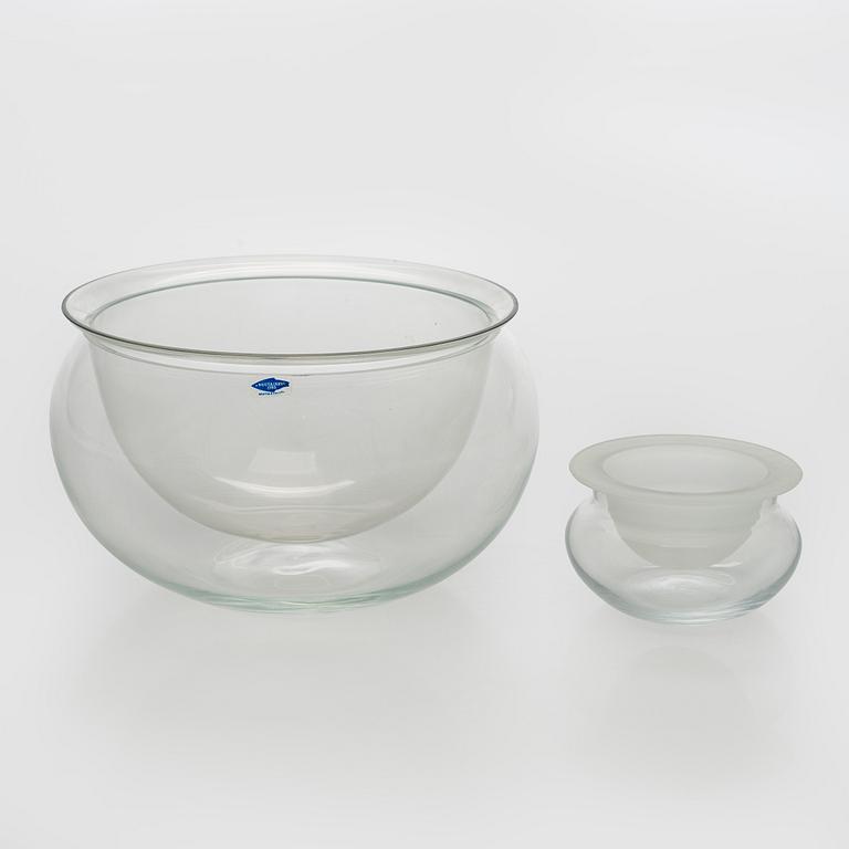 Signe Persson-Melin, A set of 14 bowls 'Boda frost', Boda late 20th century and two glass bowls.