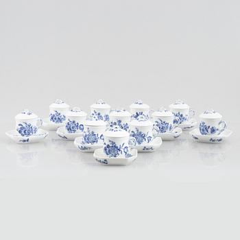 Royal Copenhagen, cremekoppar med lock och fat, 12 st, samt bricka, porslin, "Blå Blomst", Danmark.