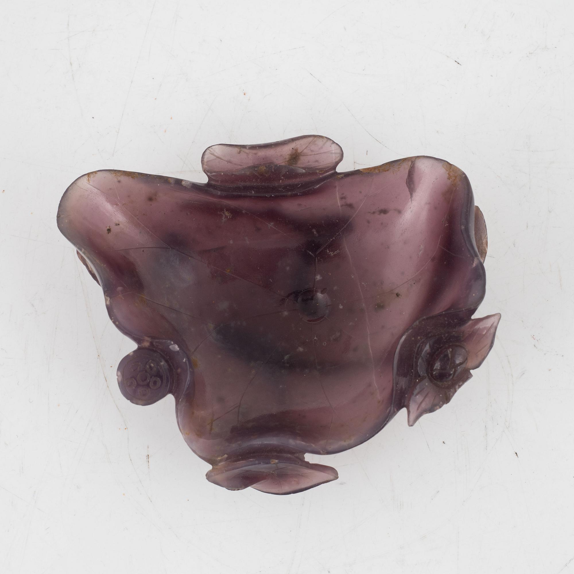 A Chinese brush washer and two figures, quartz and agate, 20th century.