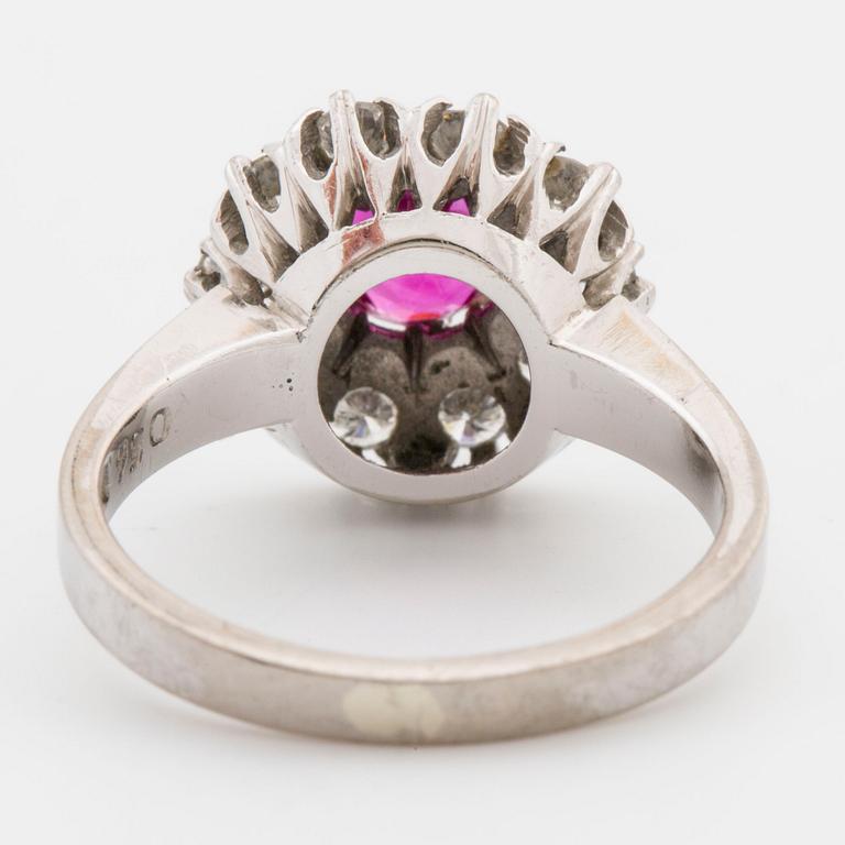 Ring with brilliant-cut diamonds ca 0.56 cts and faceted ruby.