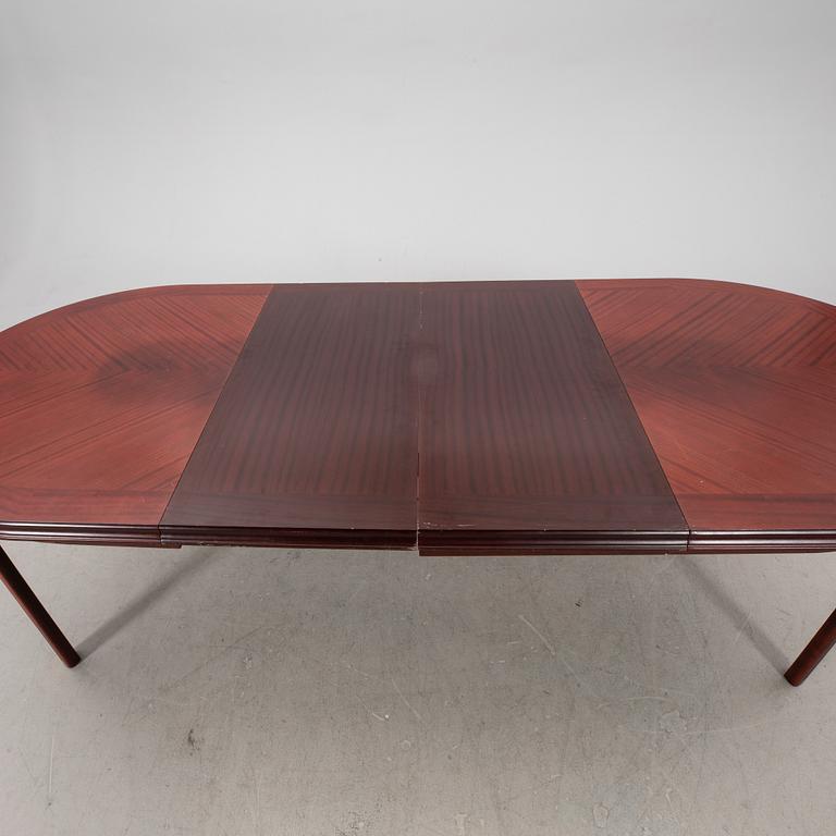 A 1970/80s mahogany dining table.