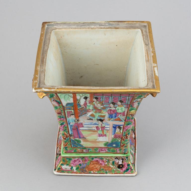 A famille rose Canton flower pot, Qing dynasty, 19th Century.