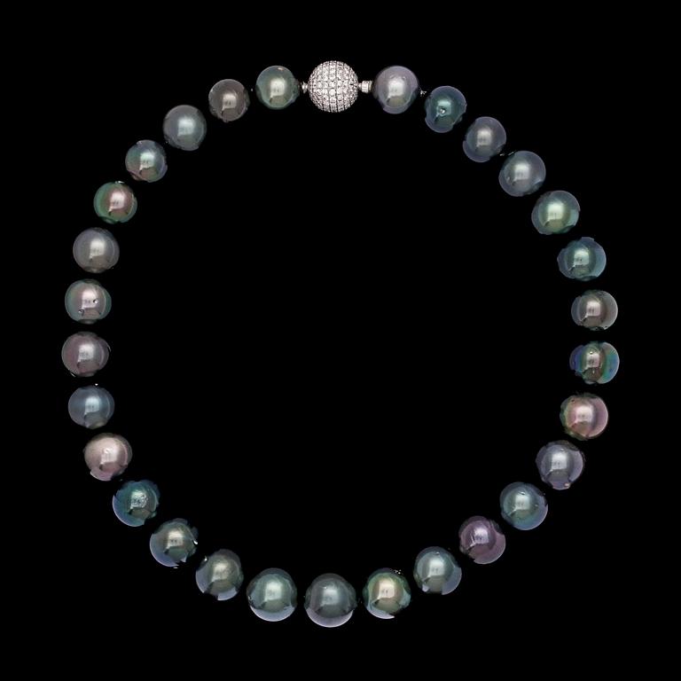 COLLIER, odlade Tahiti pärlor, 15,3-13,5 mm, kullås med briljantslipade diamanter, tot. 3.20 ct.