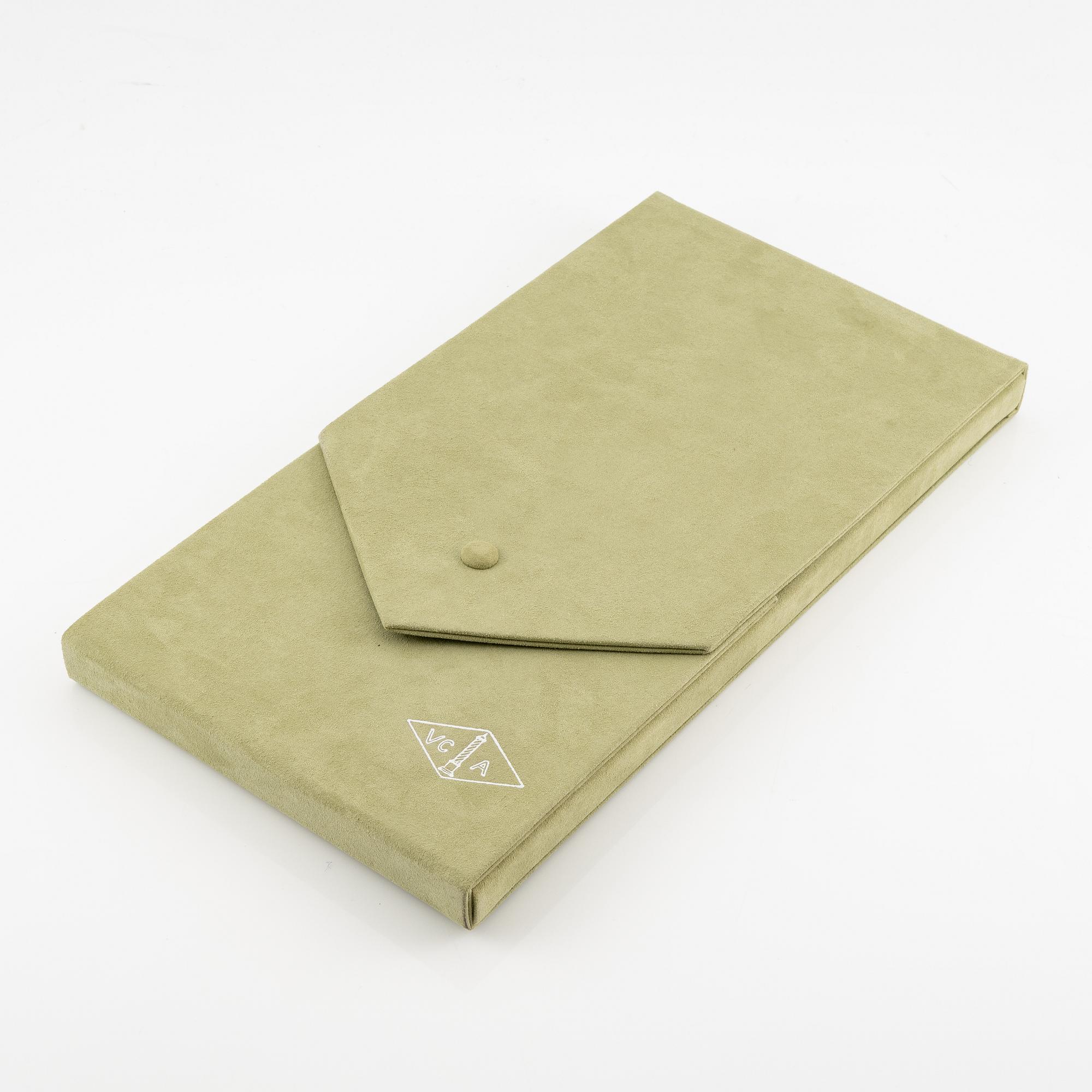 A Van Cleef & Arpels "Alhambra" necklace 18K gold with mother-of-pearl and onyx.