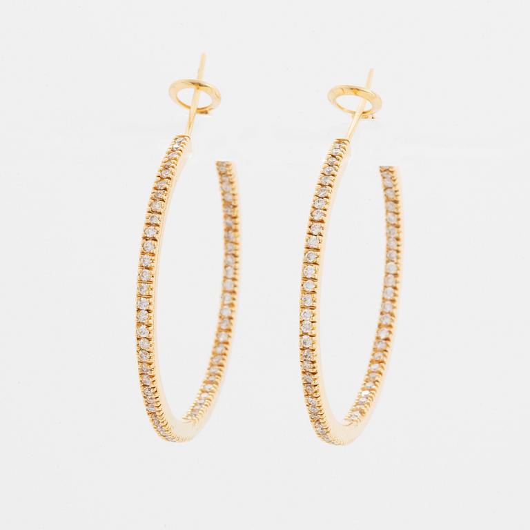 Örhängen hoops med briljantslipade diamanter.
