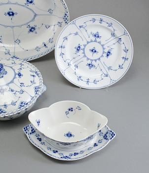 SERVISDELAR, 23 st, porslin, "Musselmalet", Royal Copenhagen, Danmark, 1900-talets andra hälft.