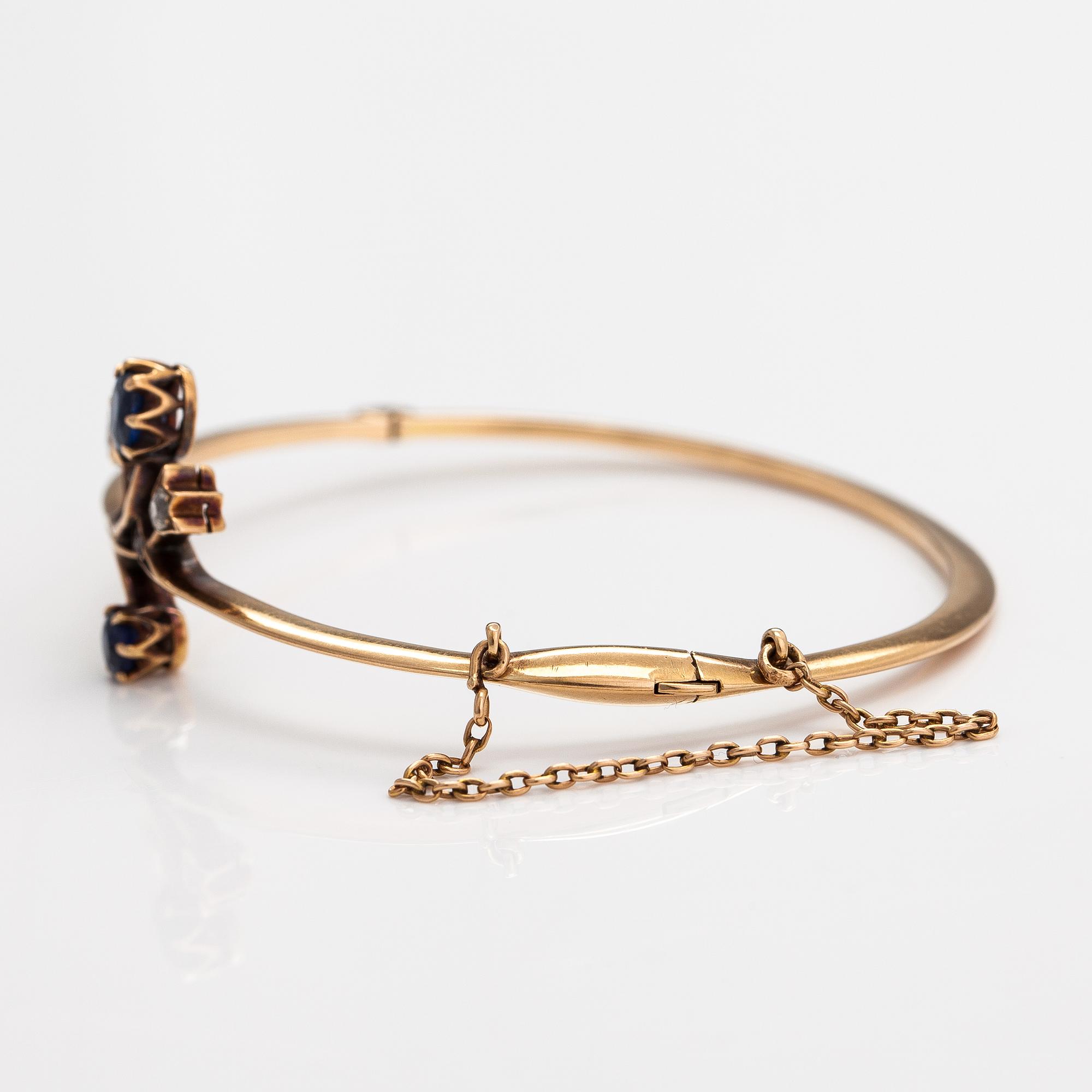 Armband, 14K guld, gammalslipade diamanter ca 0.14 ct tot, rosenslipade diamanter och safirer.