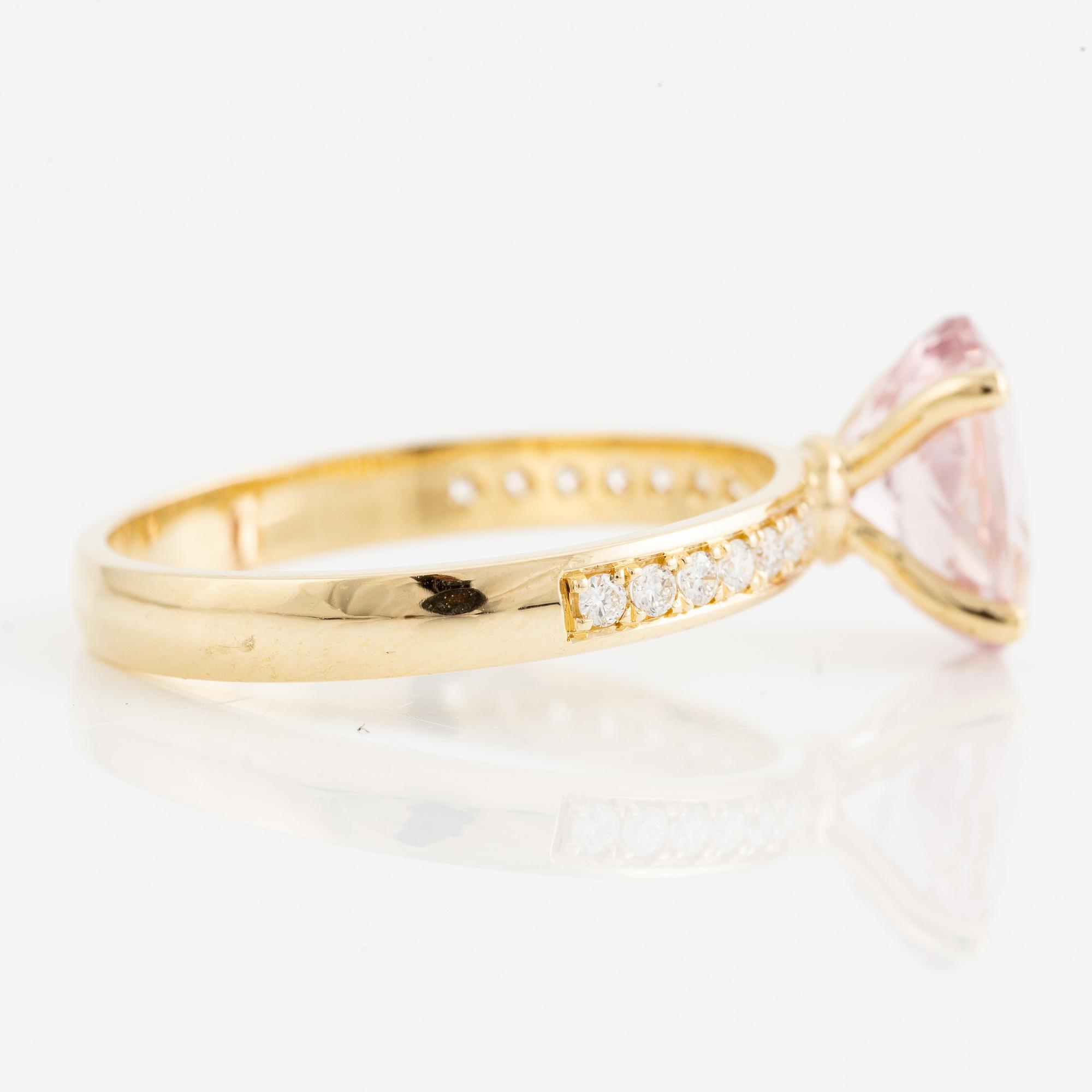 Ring 14K guld med morganit och briljantslipade diamanter.