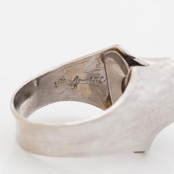 Elon Arenhill ring 18k vitguld med 1 briljant 2,03 ct enligt gravyr, ca K-L VS, Malmö 1988.