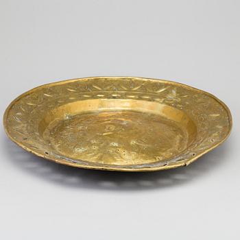 A 17TH CENTURY BRASS DISH.