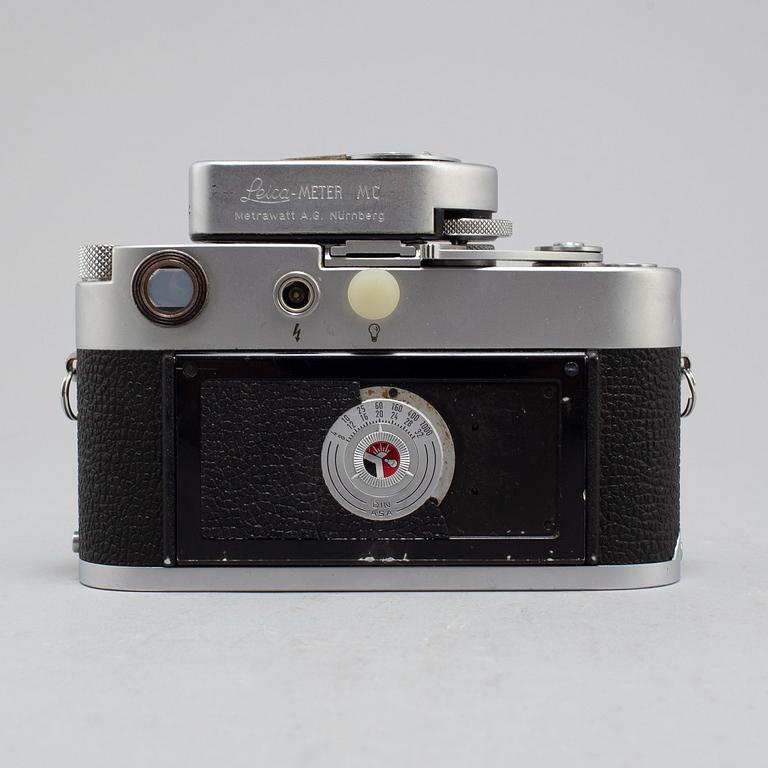 A Leica M3 camera, with objective Summarit 1:15, numbered 1527210.