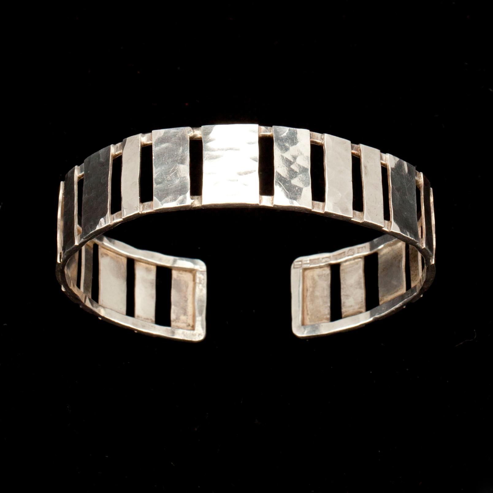 ARMRING, silver 916, VR, Helsingfors 1966, formgiven sannoligt Aulis Blomstedt. Vikt 18,3 g.