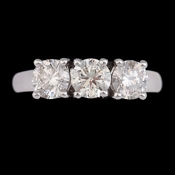 RING, 18K vitguld, briljantslipade diamanter tot ca 2.14 ct. Vikt ca 6 g.