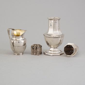 STRÖARE, GRÄDDKANNA, DOSA, silver, 1800-tal och 1900-tal.
