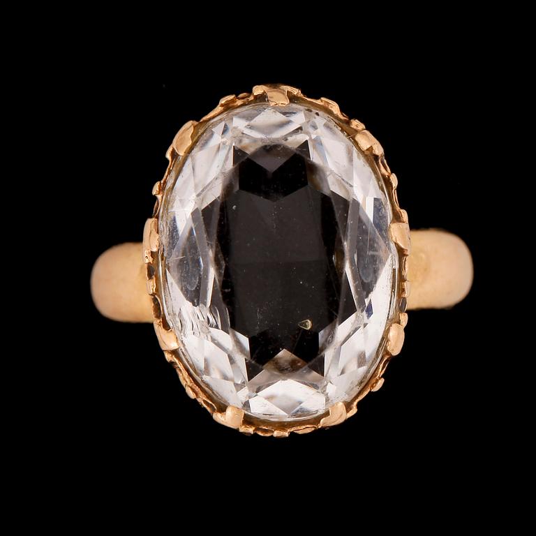RING, 18k och 20k guld med bergkristall. Vikt ca 9,3 gram.