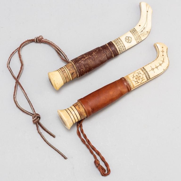 Two reindeer horn knives by Lars Kuhmunen och Kjell Fjällborg.