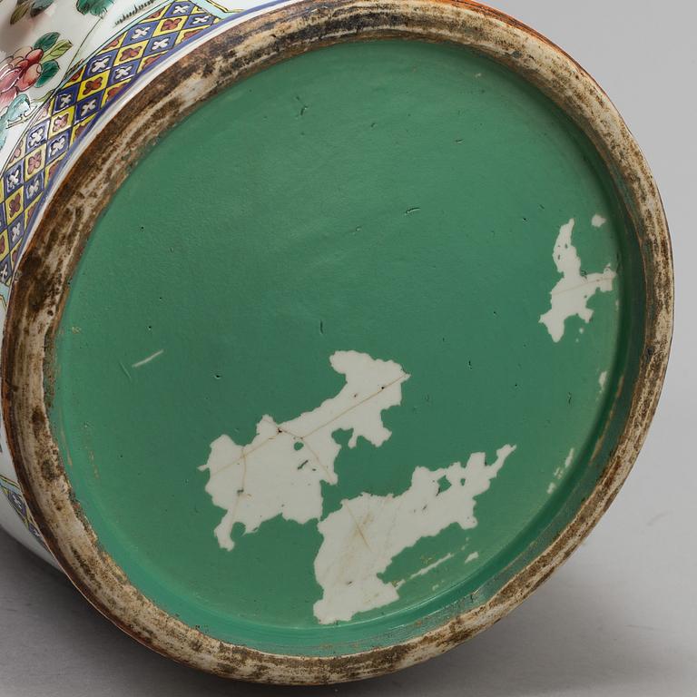 A Chinese porcelain vase, late Qing dynasty, circa 1900.