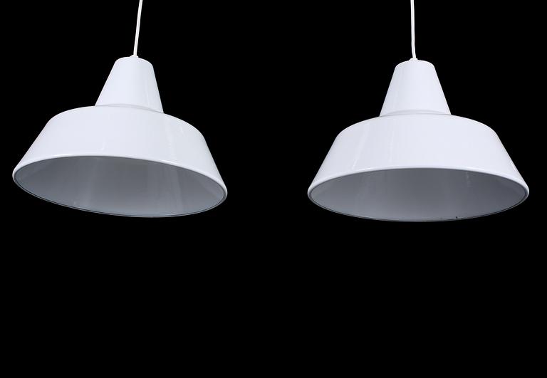 TAKLAMPOR, ett par, "Vaerkstedlampa", Arne Jacobsen, Louis Poulsen, 1900-talets andra hälft. Höjd ca 22 cm.