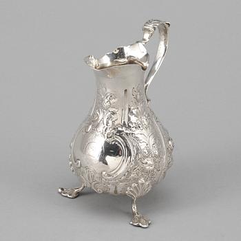 GRÄDDKANNA, silver, 1700/1800-tal. Otydliga stämplar. Vikt ca 290 gram.