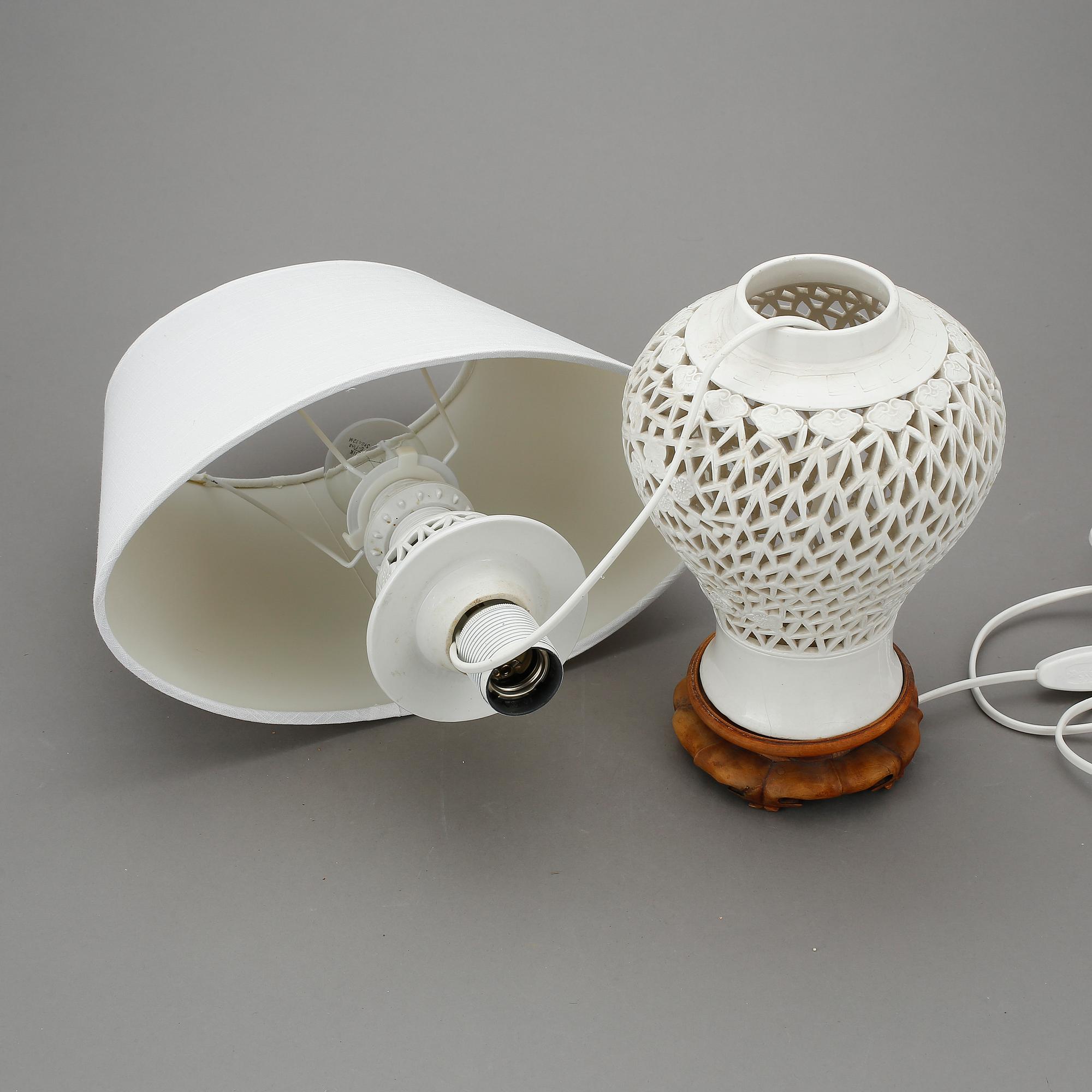 BORDSLAMPOR, ett par, porslin, 1900-tal, Kina.