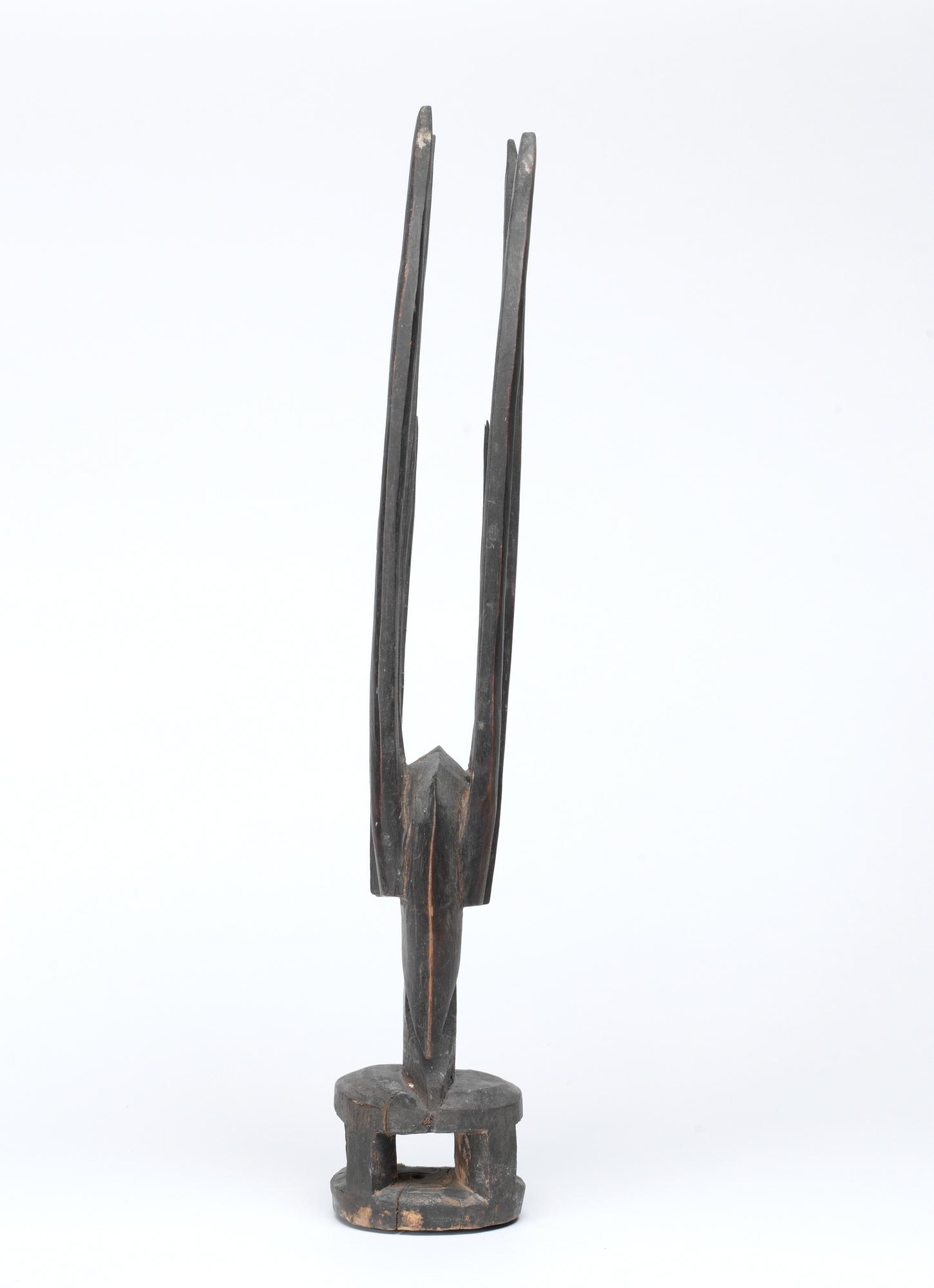 HUVUDPRYDNAD. Tshiwara (stiliserad antilop). Trä. Bambara-stammen. Mali ca 1920-1940. Höjd 55,5 cm.