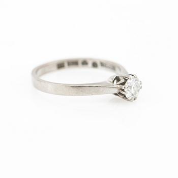 Ring, 18K vitguld med briljantslipad diamant.