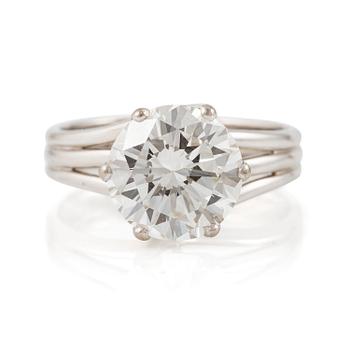 482A. A ring in 18K white gold set with a round brilliant-cut diamond.