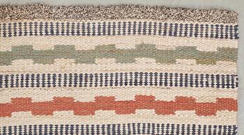 CARPET. "Vita Rutmattan". Flat weave. 317 x 236,5 cm. Signed MMF.