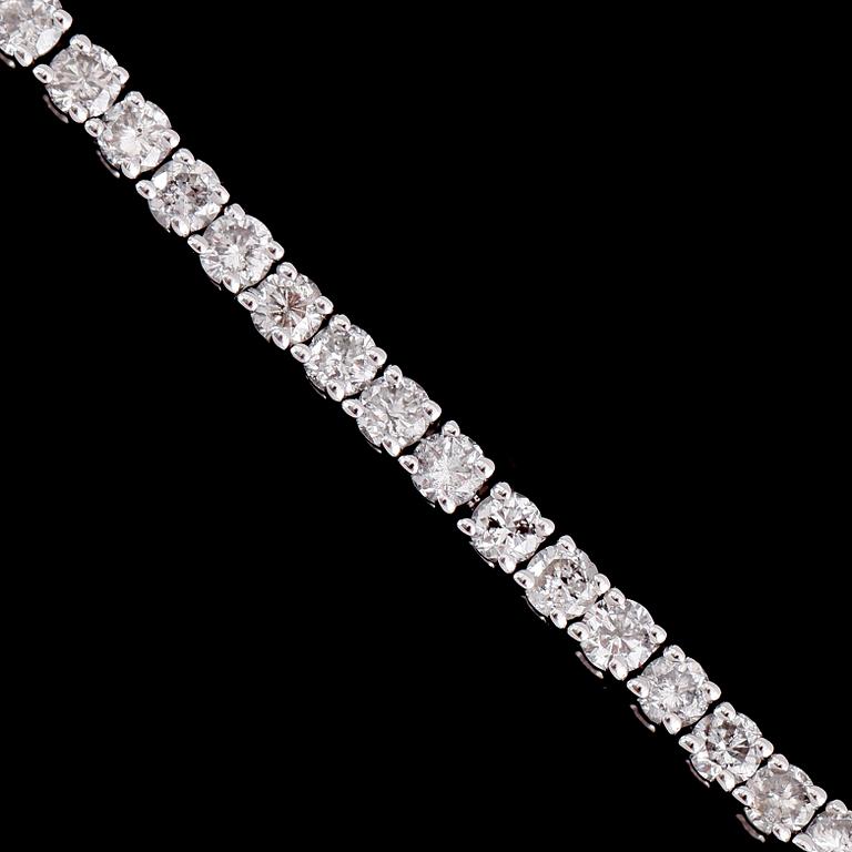 ARMBAND, 14 k vitguld, Rivière, briljantslipade diamanter tot ca 4.72 ct.