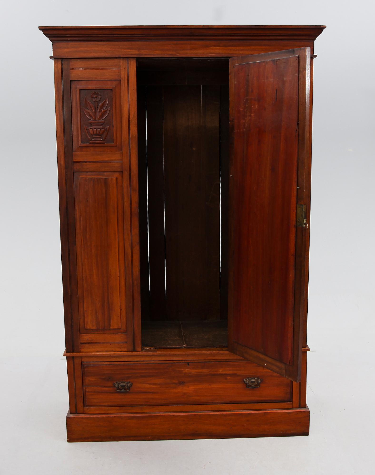 KLÄDSKÅP, England, 1900-talets första hälft.