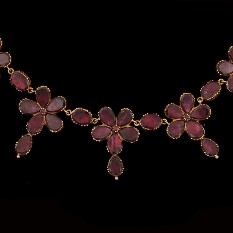 A Georgian garnet necklace. Probably England circa 1820.