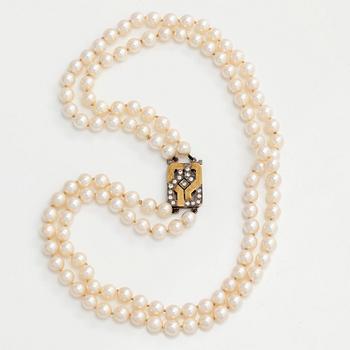 Pärlcollier, lås 18K guld med diamanter. St Eriks Silversmedja, Stockholm, 1987.