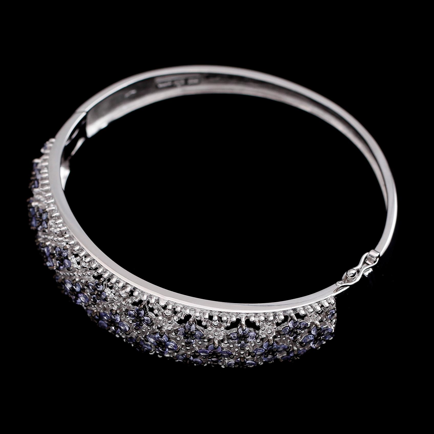 ARMBAND, sterlingsilver, tanzaniter tot ca 2.65 ct. Vikt 26,9 g.